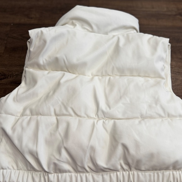 ZARA White Faux Leather Puffer Vest – Cropped - Picture 6 of 6